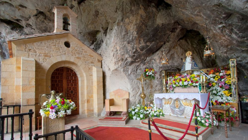 grotte et statue covadonga