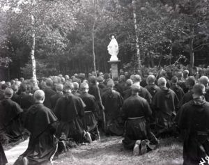 gruppenfoto niepokolanow vor statue