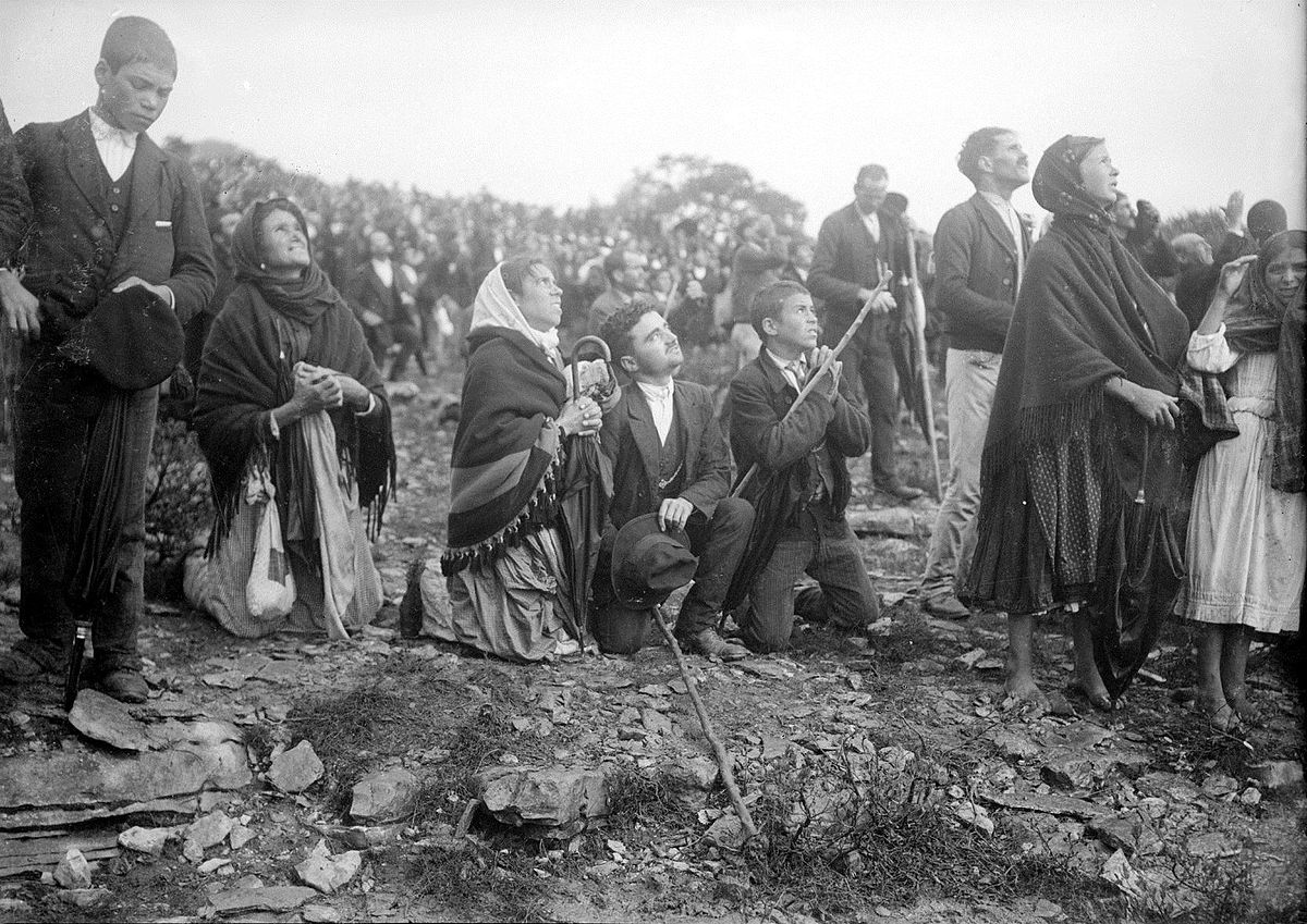 13. Oktober 1917 - das Sonnenwunder und die Rosenkranzkönigin 4 People looking miracle sun